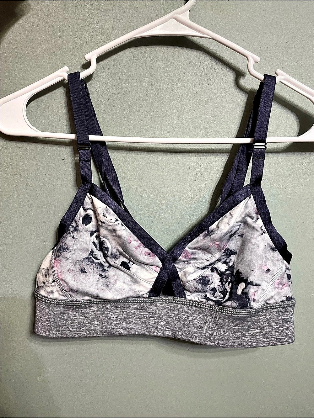 lululemon If You’re Lucky Sports Bra Gray & Navy Size 8
